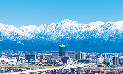 都市景観と山々を背景にした情報掲載数No.1の証明